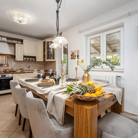 Duga In For 12 People With Sea View & Only 1,2 Km From Vila Porec