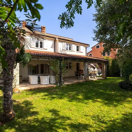 Vila Duga In For 12 People With Sea View & Only 1,2 Km From Porec